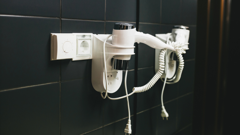 Sai lầm sử dụng máy sấy tóc trong nhà tắm có thể gây giật điện rất nguy hiểm.