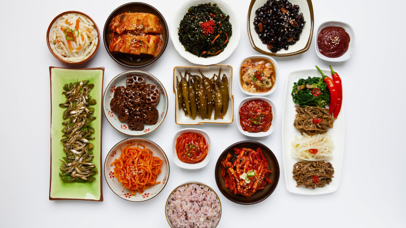 Banchan là các món ăn phụ kèm như rau xào, củ cải, dưa chua và các món muối khác.