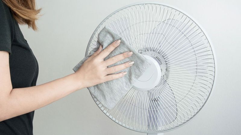 Vệ sinh quạt định kỳ giúp duy trì hiệu quả làm mát, hạn chế bụi bẩn phát tán và kéo dài tuổi thọ thiết bị