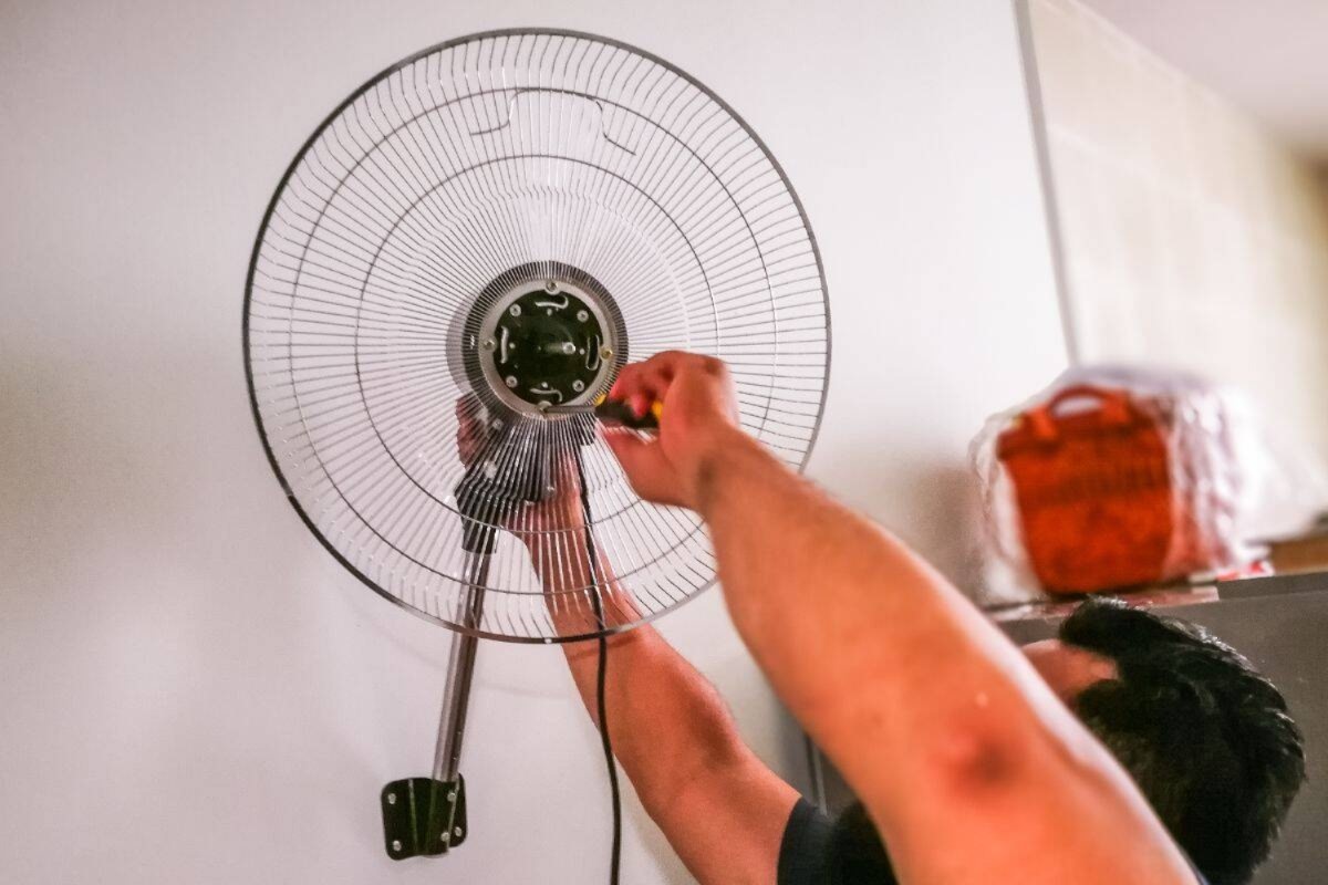 Ngắt điện và tháo các bộ phận của quạt