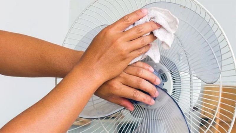 Vệ sinh lồng quạt và cánh quạt