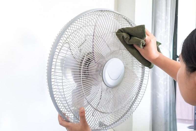 Cách vệ sinh quạt không cần tháo khung