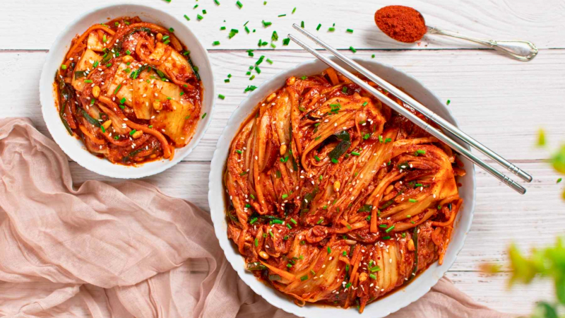 Kimchi là món ăn truyền thống không thể thiếu trong mỗi bữa ăn của người Hàn Quốc, và đặc biệt quan trọng trong dịp Tết.