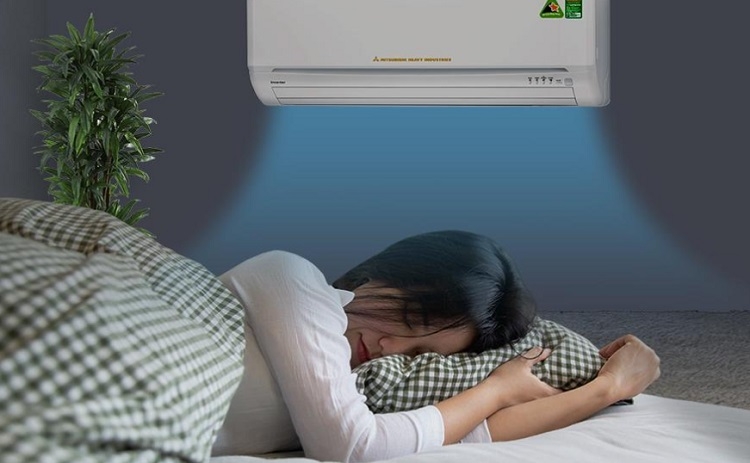Ngủ máy lạnh giúp duy trì nhiệt độ phòng ổn định, tạo cảm giác dễ chịu tuy nhiên không phù hợp dùng trong thời gian dài và tốn điện hơn quạt