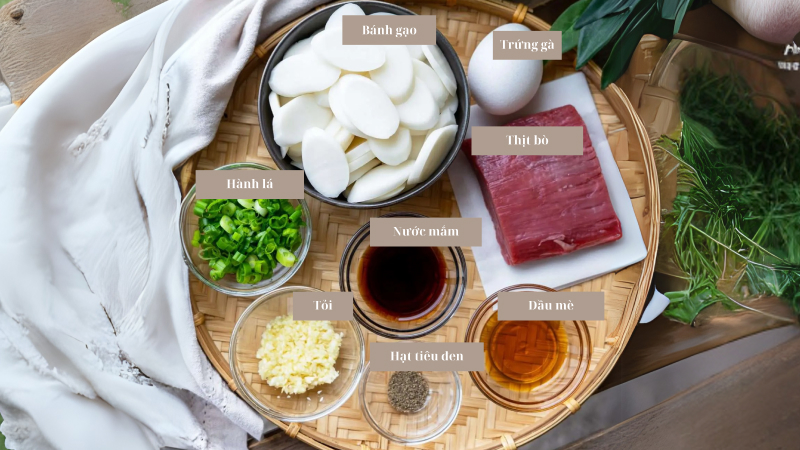 Chuẩn bị nguyên liệu làm món canh bánh gạo Tteokguk