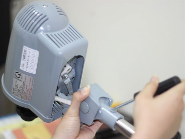 Quạt cây kêu do thiết bị bị lắc, đung đưa khi bề mặt để quạt không bằng phẳng