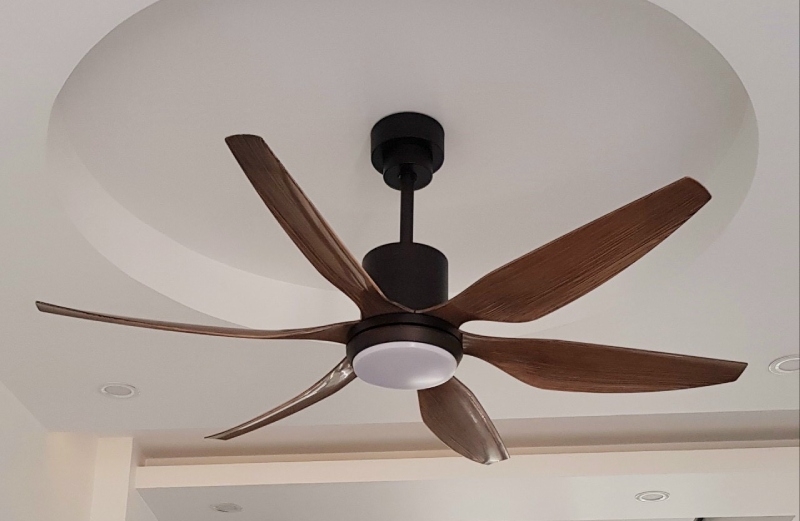 Quạt trần là thiết bị làm mát được lắp cố định trên trần nhà, sử dụng động cơ để truyền chuyển động đến cánh quạt và tạo luồng gió phân bổ trong không gian