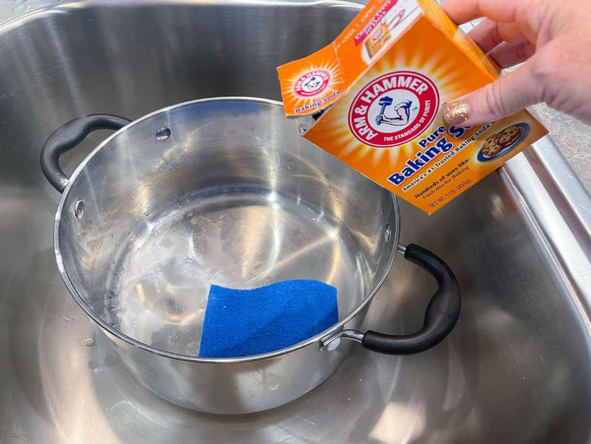 Xử lý nồi chảo inox bằng baking soda